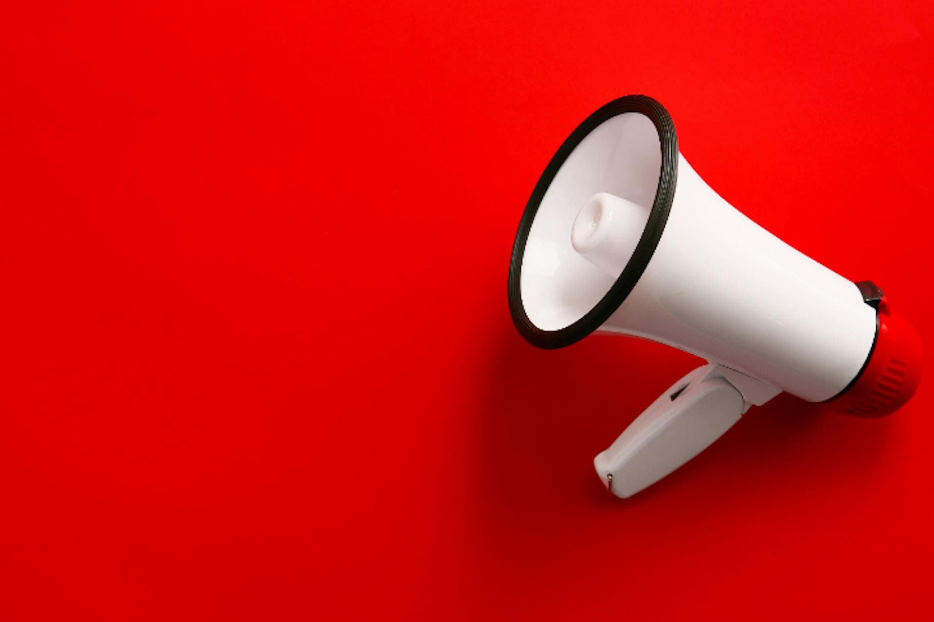 Megaphone sur fond rouge 