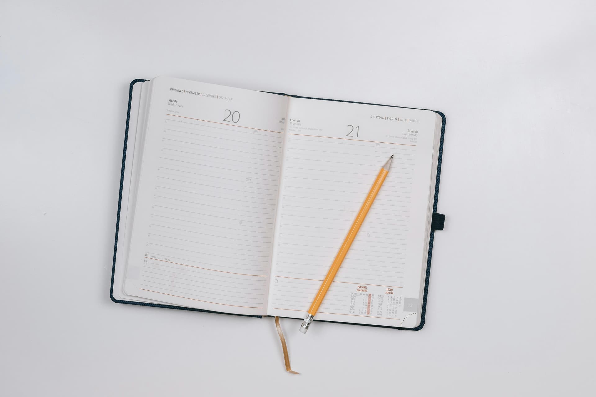 Empty agenda page with yellow pencil